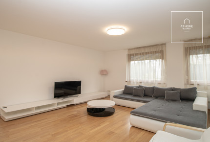 Sunny, three-bedroom apartment for rent in the 2nd district of Budapest, Zöldmál.