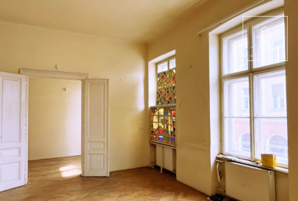 I. district, in Víziváros, high ceiling, 3-room apartment to be renovated for sale