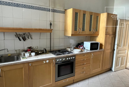 I. district, in Víziváros, high ceiling, 3-room apartment to be renovated for sale