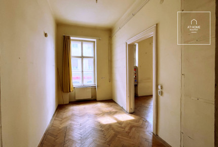 I. district, in Víziváros, high ceiling, 3-room apartment to be renovated for sale