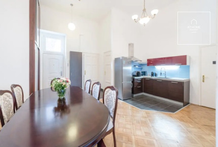 Refurbished classical apartment for sale in the 6th district of Budapest, Terézváros.