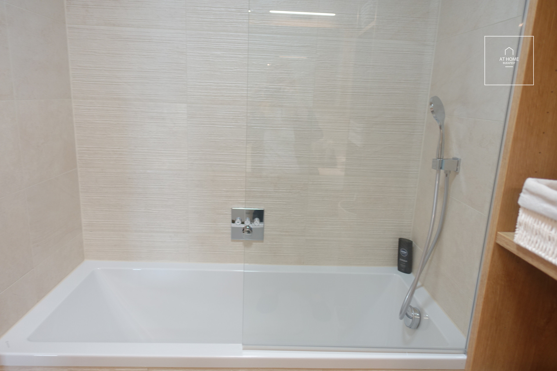 Premium garden-connected, panoramic apartment for rent in the 3rd district of Budapest, Harsánylejtő