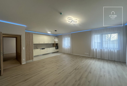 Premium three-bedroom ground floor apartment with terrace in District II of Budapest, Kurucles