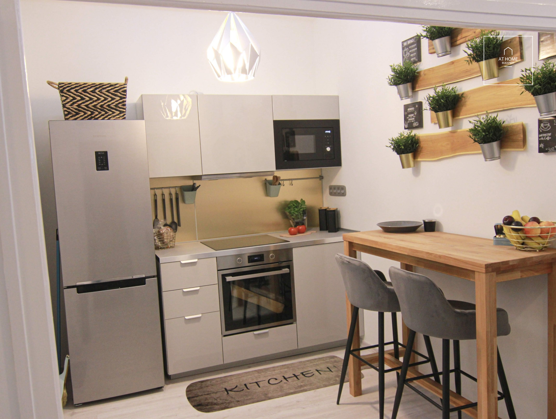 Refurbished 3-bedroom apartment for rent in the Palace quartier