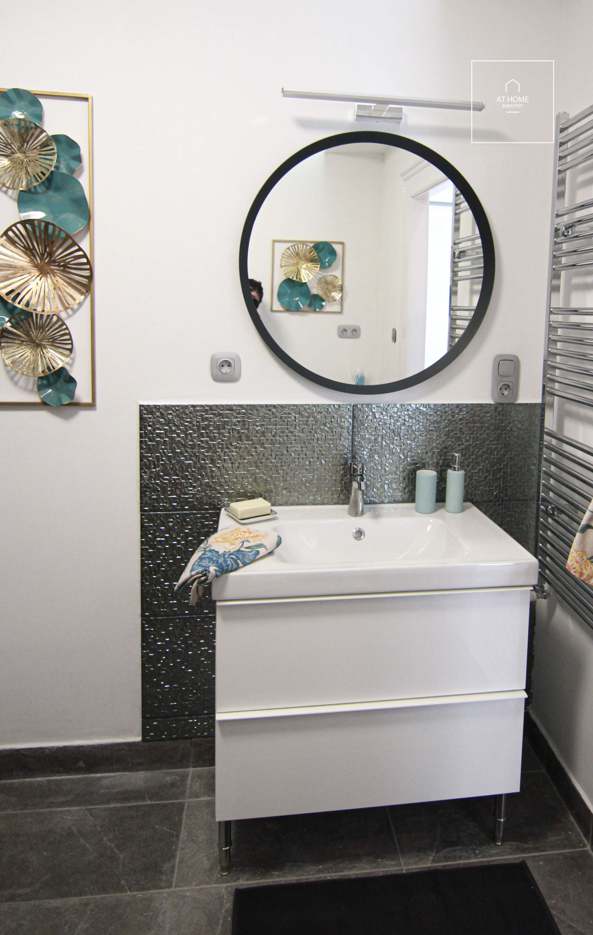 Refurbished 3-bedroom apartment for rent in the Palace quartier