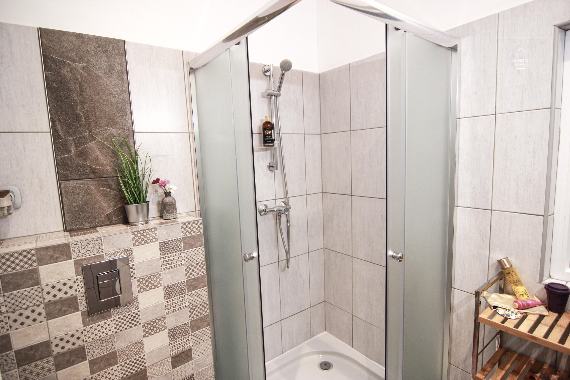 Refurbished 3-bedroom apartment for rent in the Palace quartier