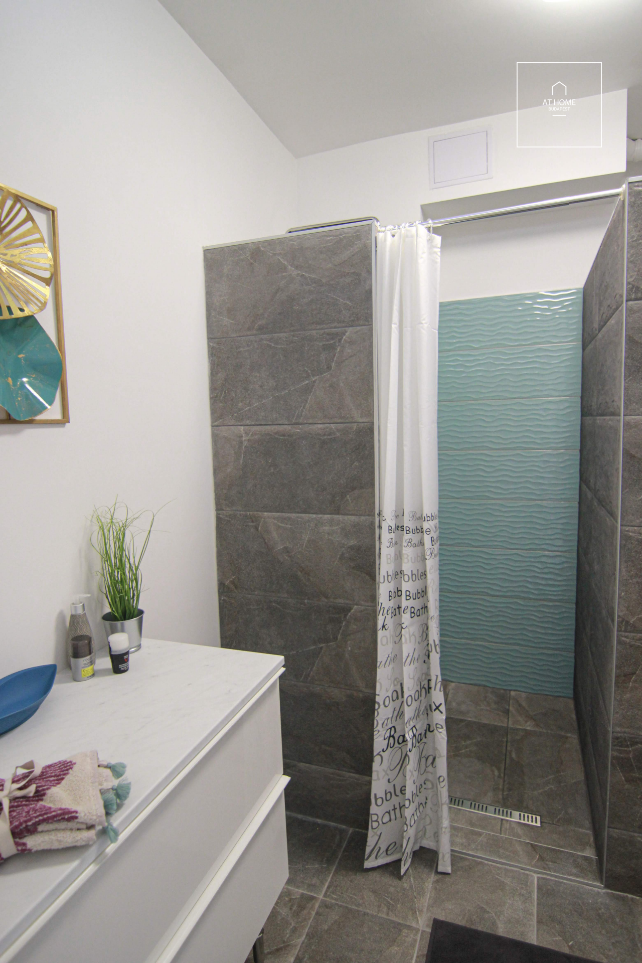 Refurbished 3-bedroom apartment for rent in the Palace quartier