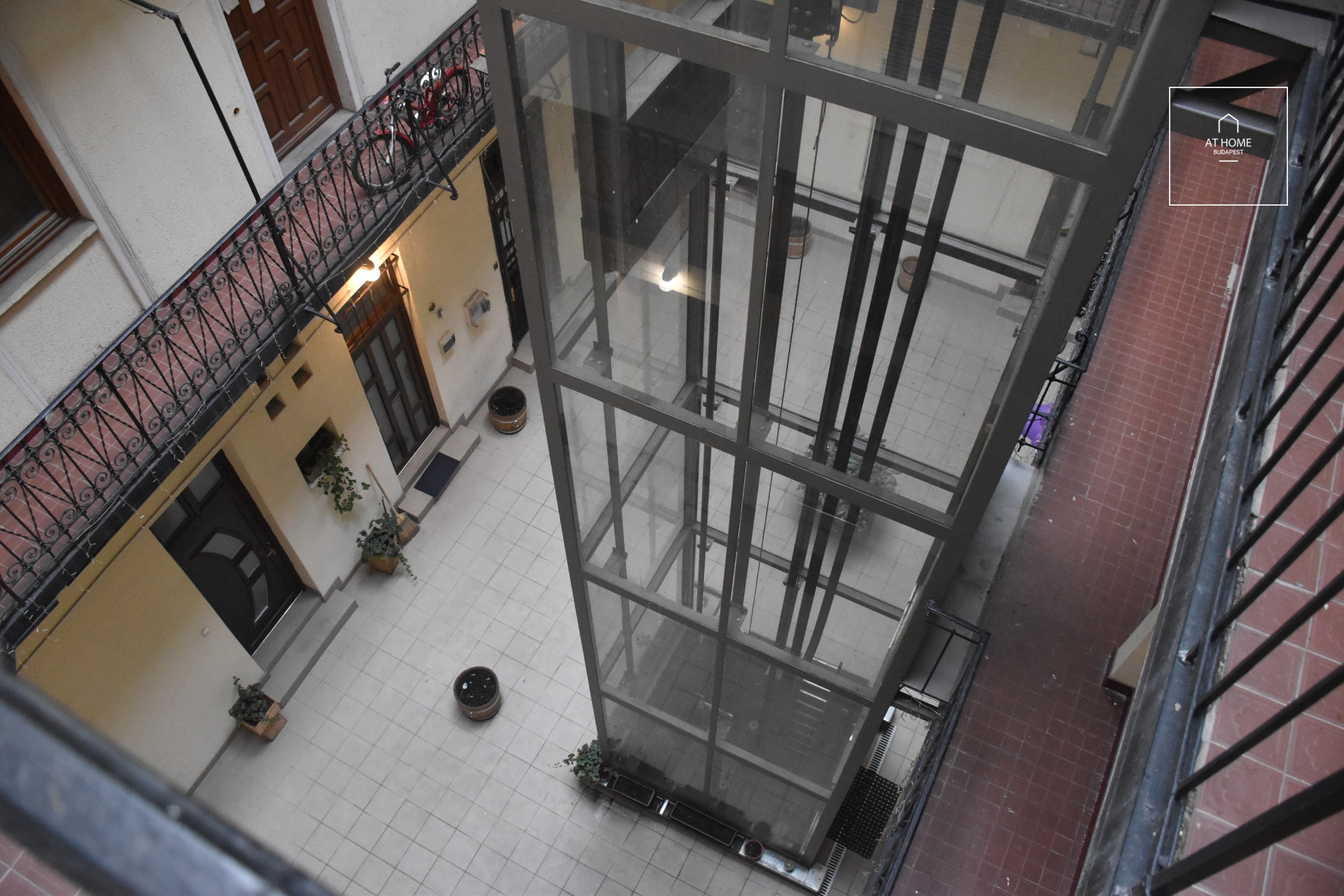 Refurbished 3-bedroom apartment for rent in the Palace quartier