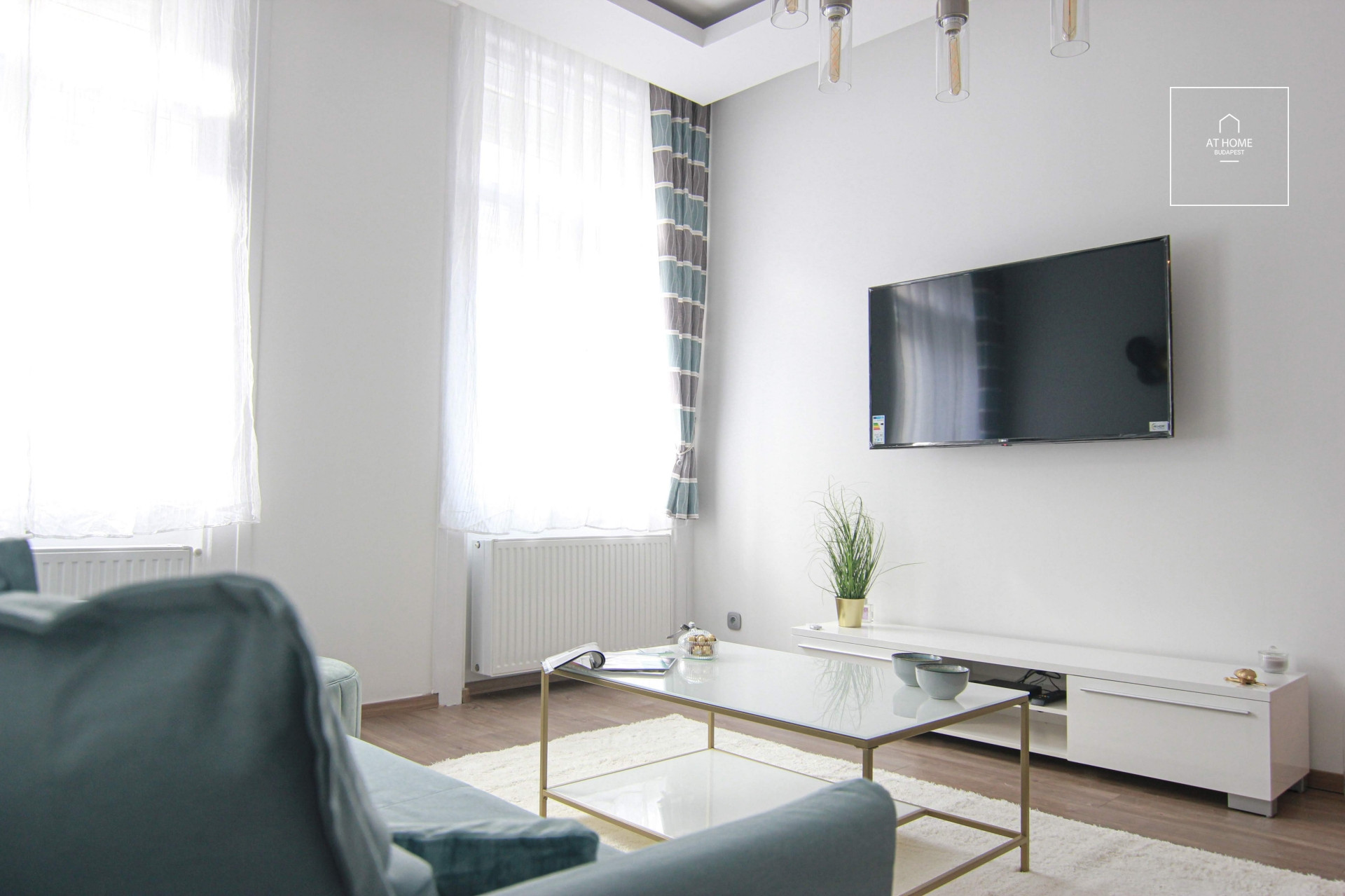 Refurbished 3-bedroom apartment for rent in the Palace quartier