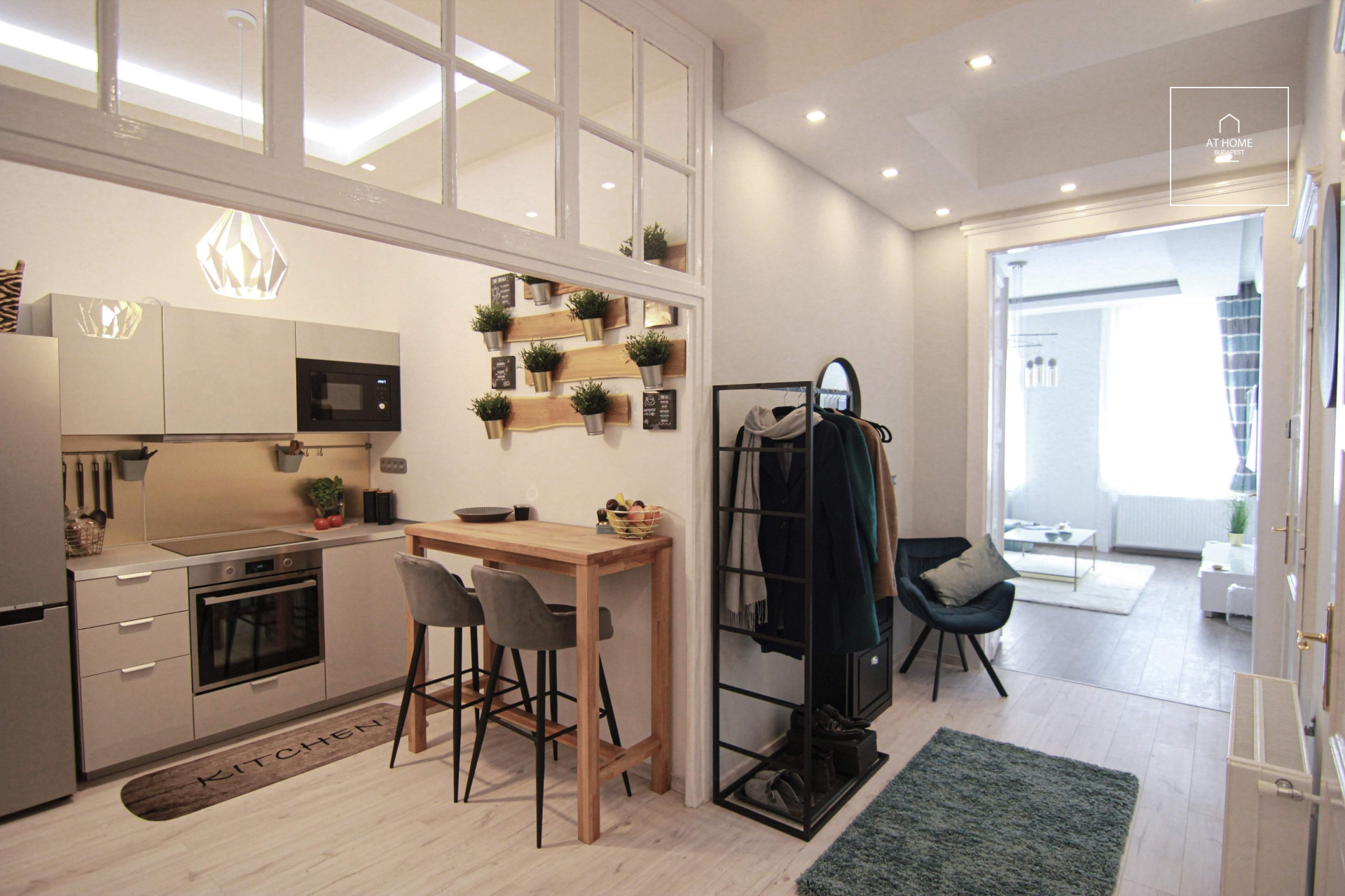 Refurbished 3-bedroom apartment for rent in the Palace quartier