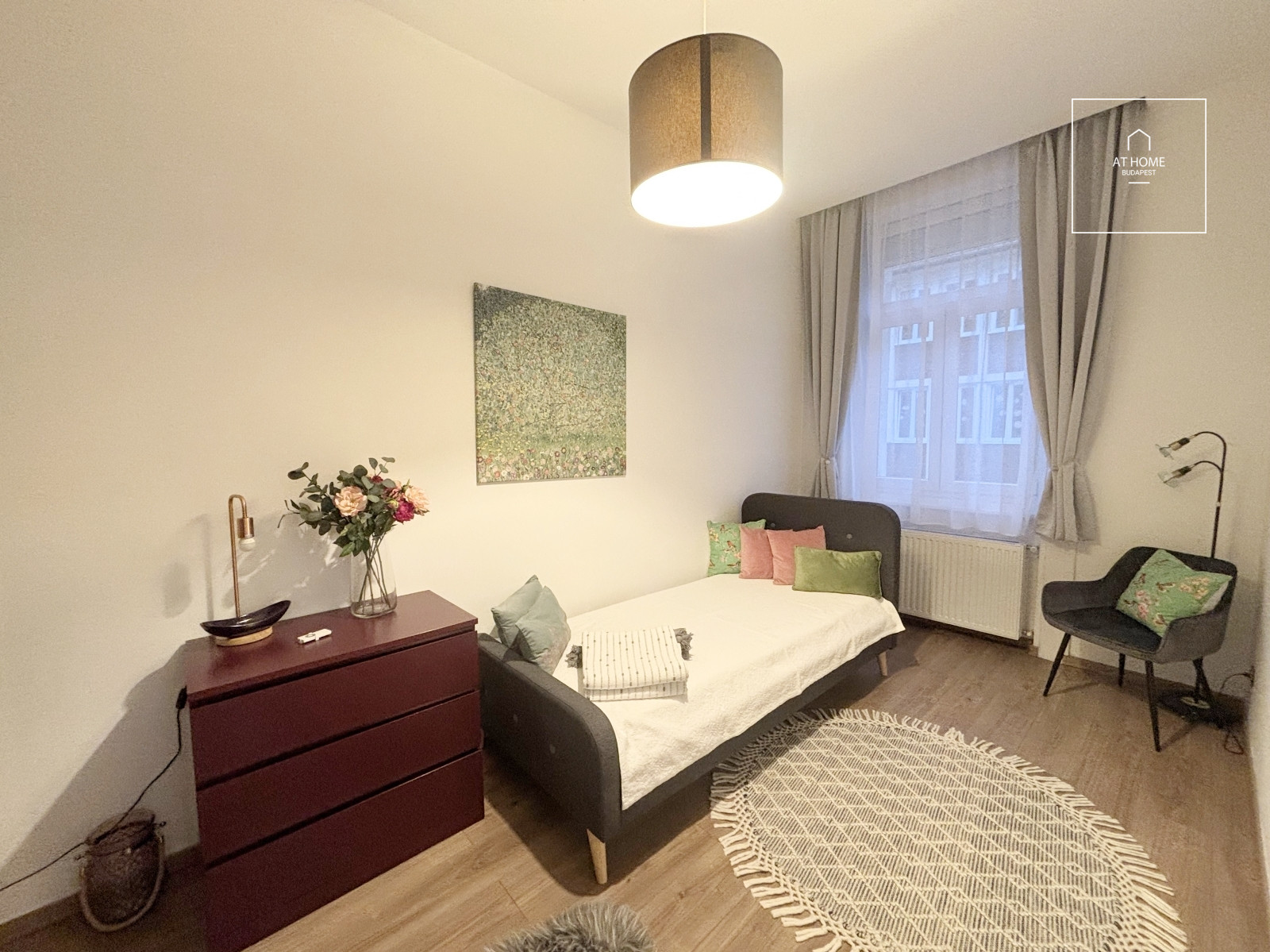 Refurbished 3-bedroom apartment for rent in the Palace quartier
