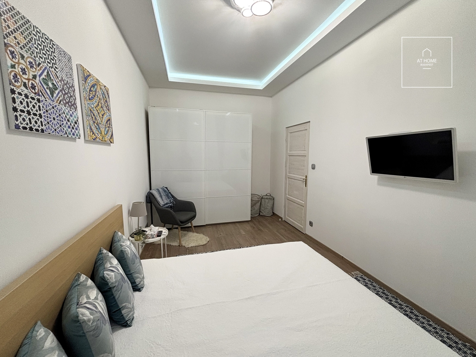 Refurbished 3-bedroom apartment for rent in the Palace quartier