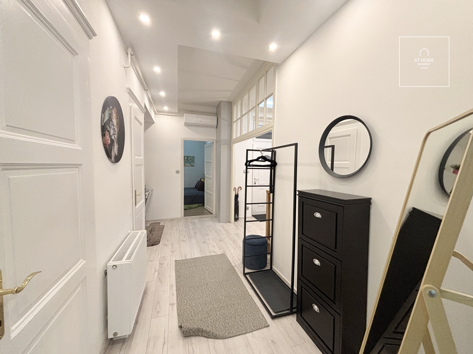 Refurbished 3-bedroom apartment for rent in the Palace quartier