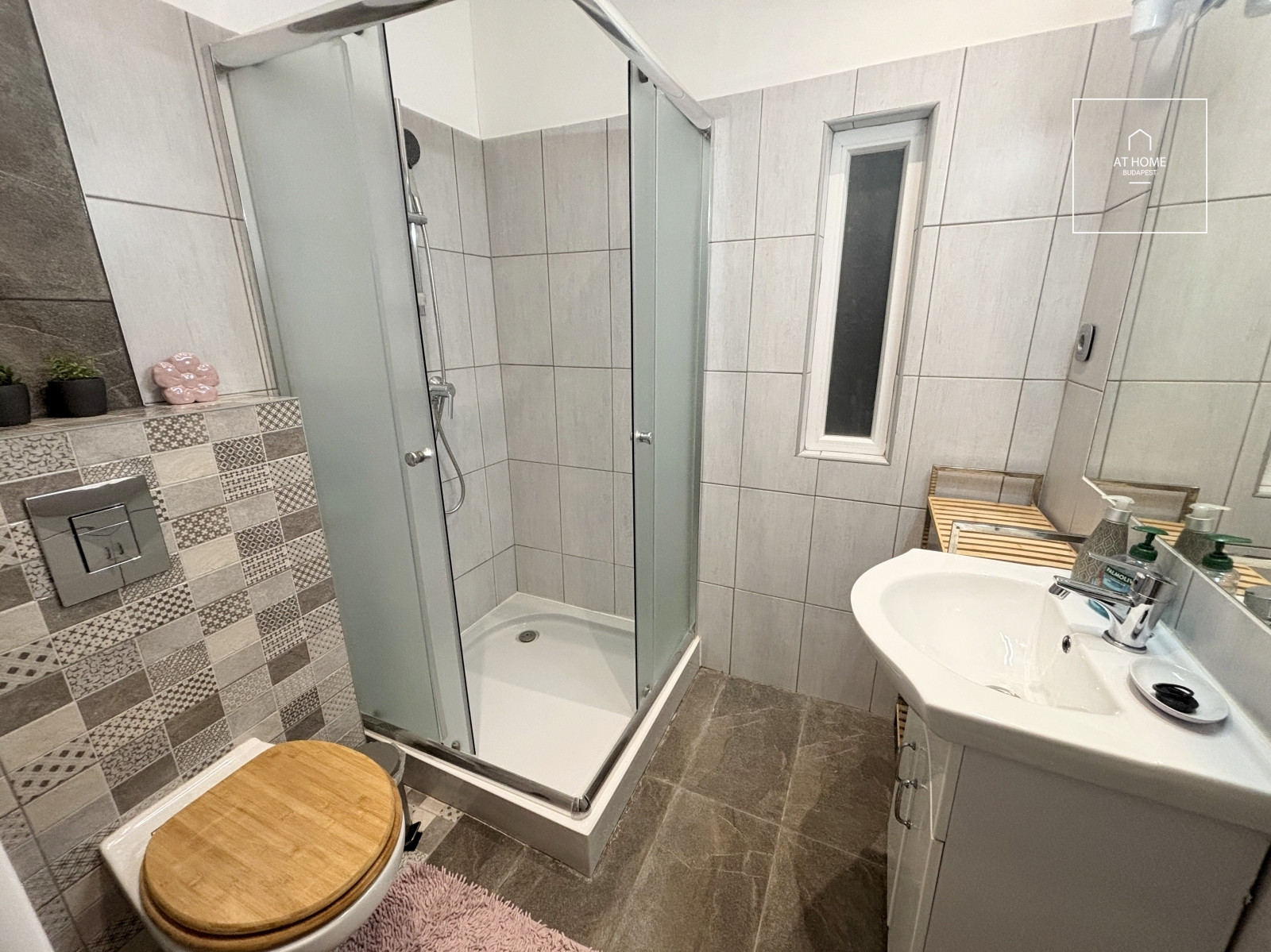 Refurbished 3-bedroom apartment for rent in the Palace quartier