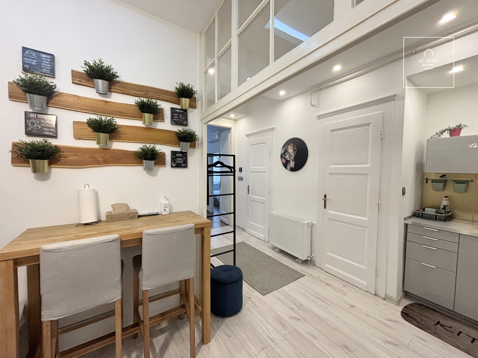 Refurbished 3-bedroom apartment for rent in the Palace quartier