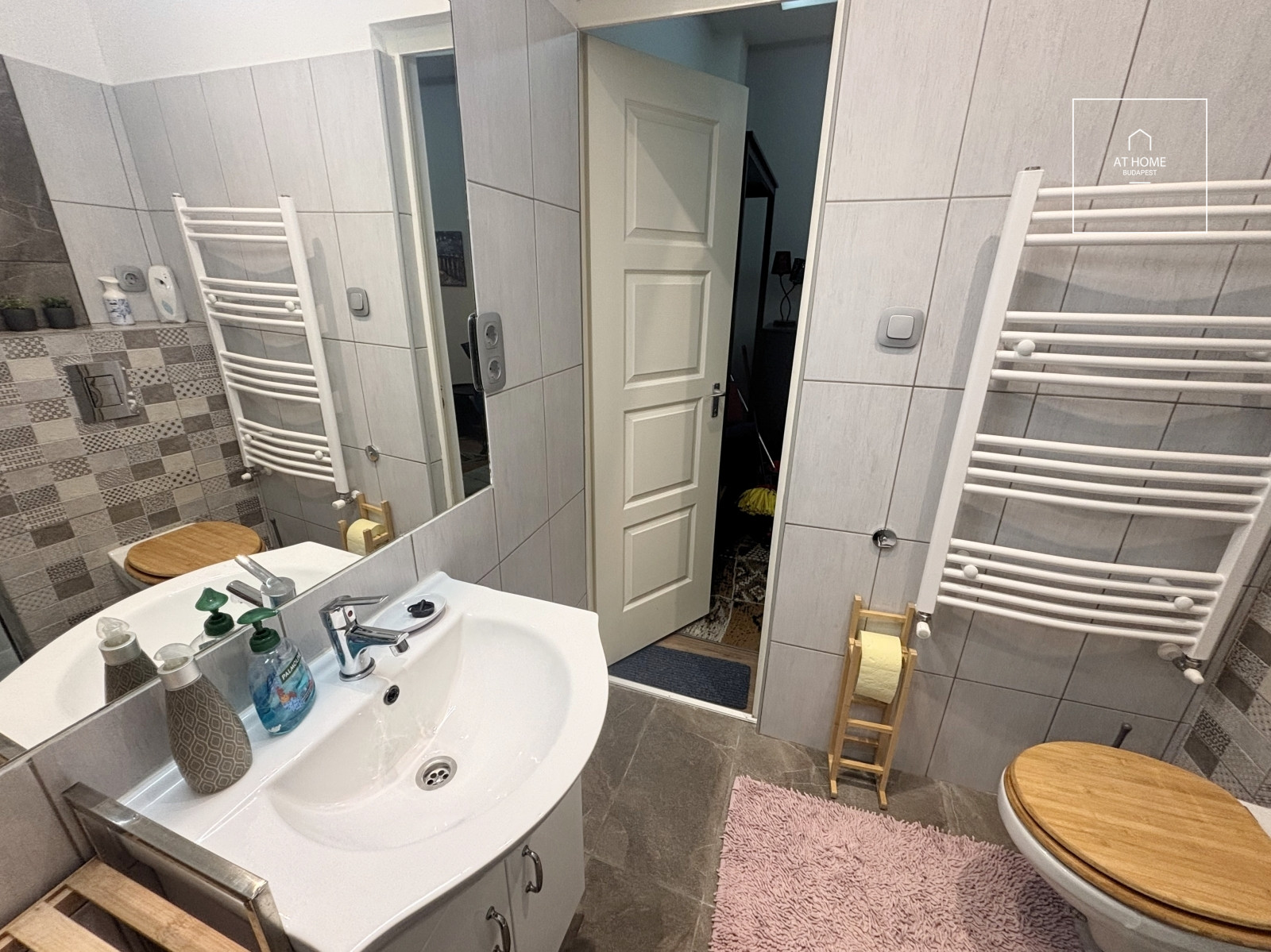 Refurbished 3-bedroom apartment for rent in the Palace quartier