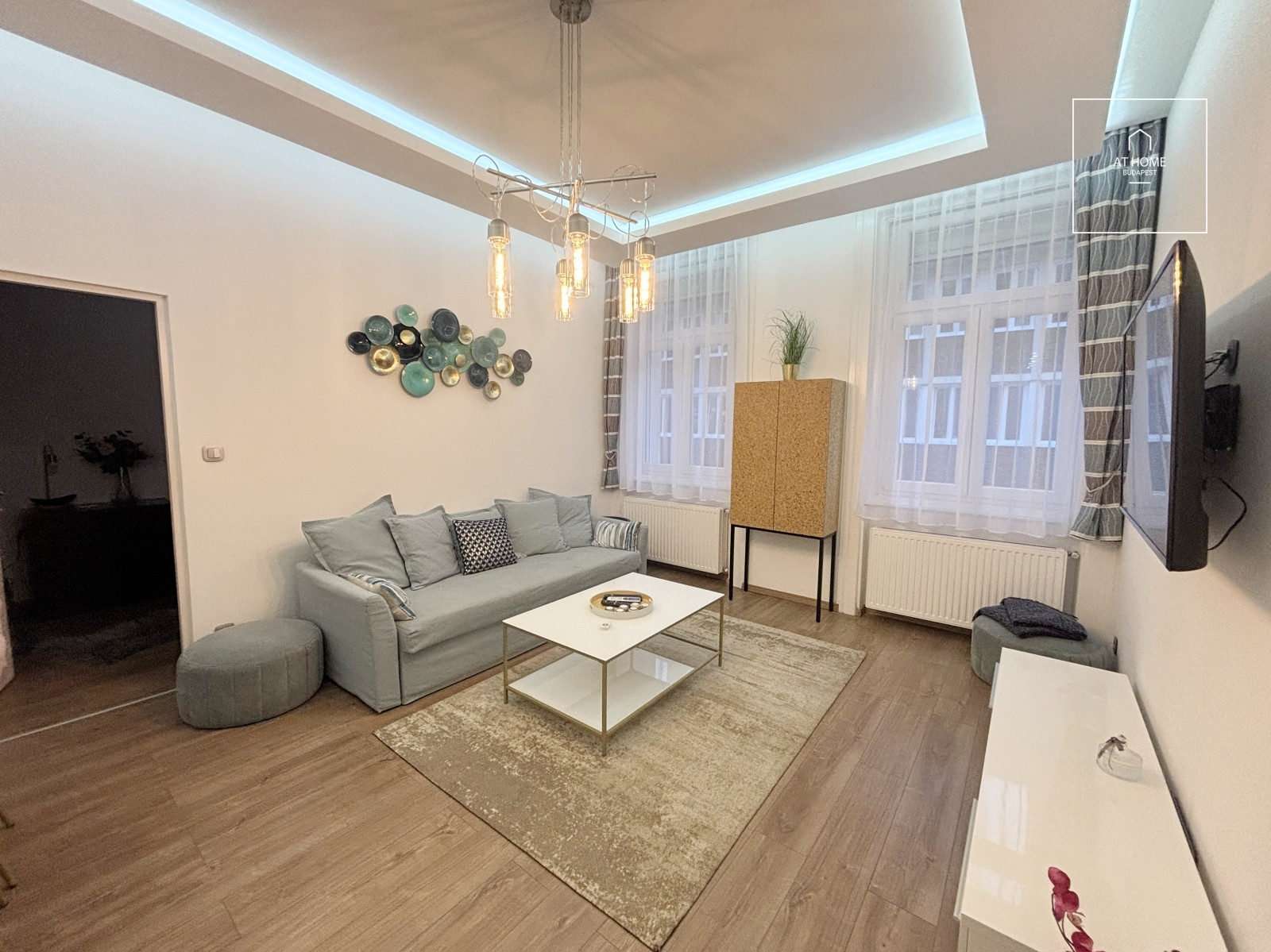 Refurbished 3-bedroom apartment for rent in the Palace quartier