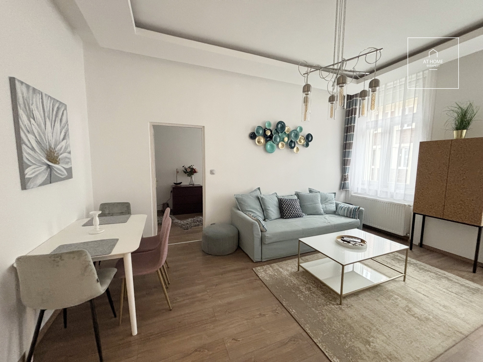 Refurbished 3-bedroom apartment for rent in the Palace quartier
