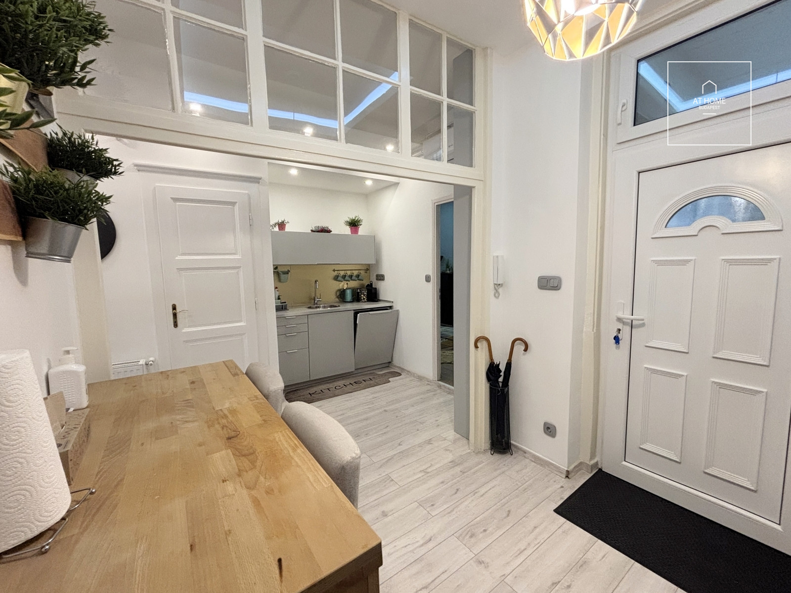 Refurbished 3-bedroom apartment for rent in the Palace quartier