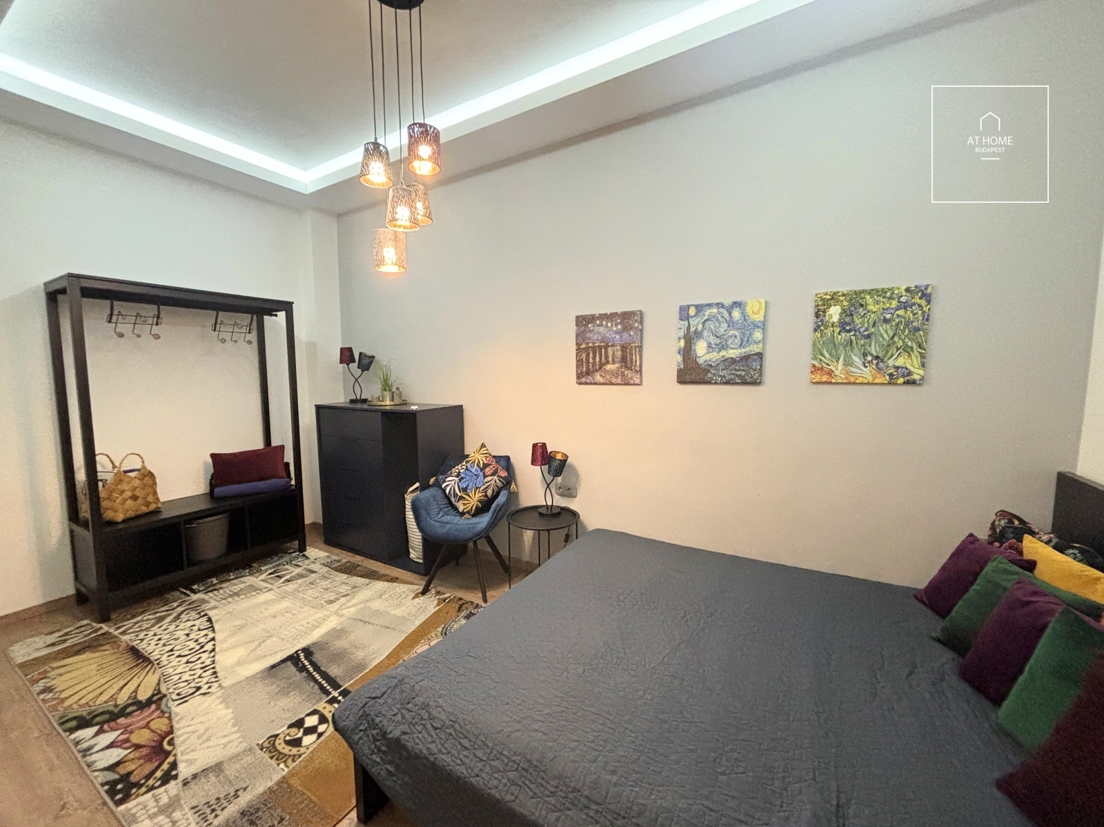 Refurbished 3-bedroom apartment for rent in the Palace quartier