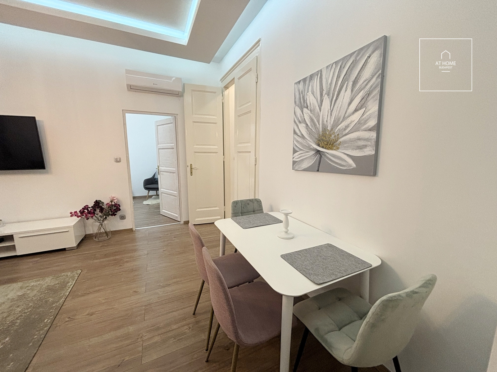 Refurbished 3-bedroom apartment for rent in the Palace quartier