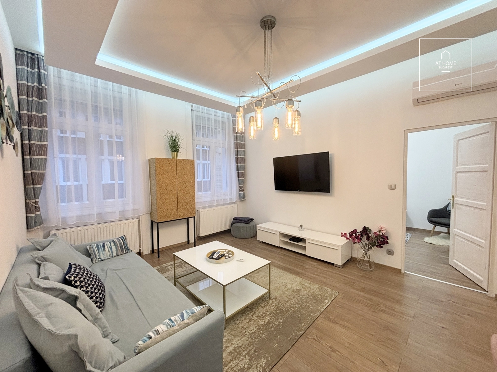 Refurbished 3-bedroom apartment for rent in the Palace quartier