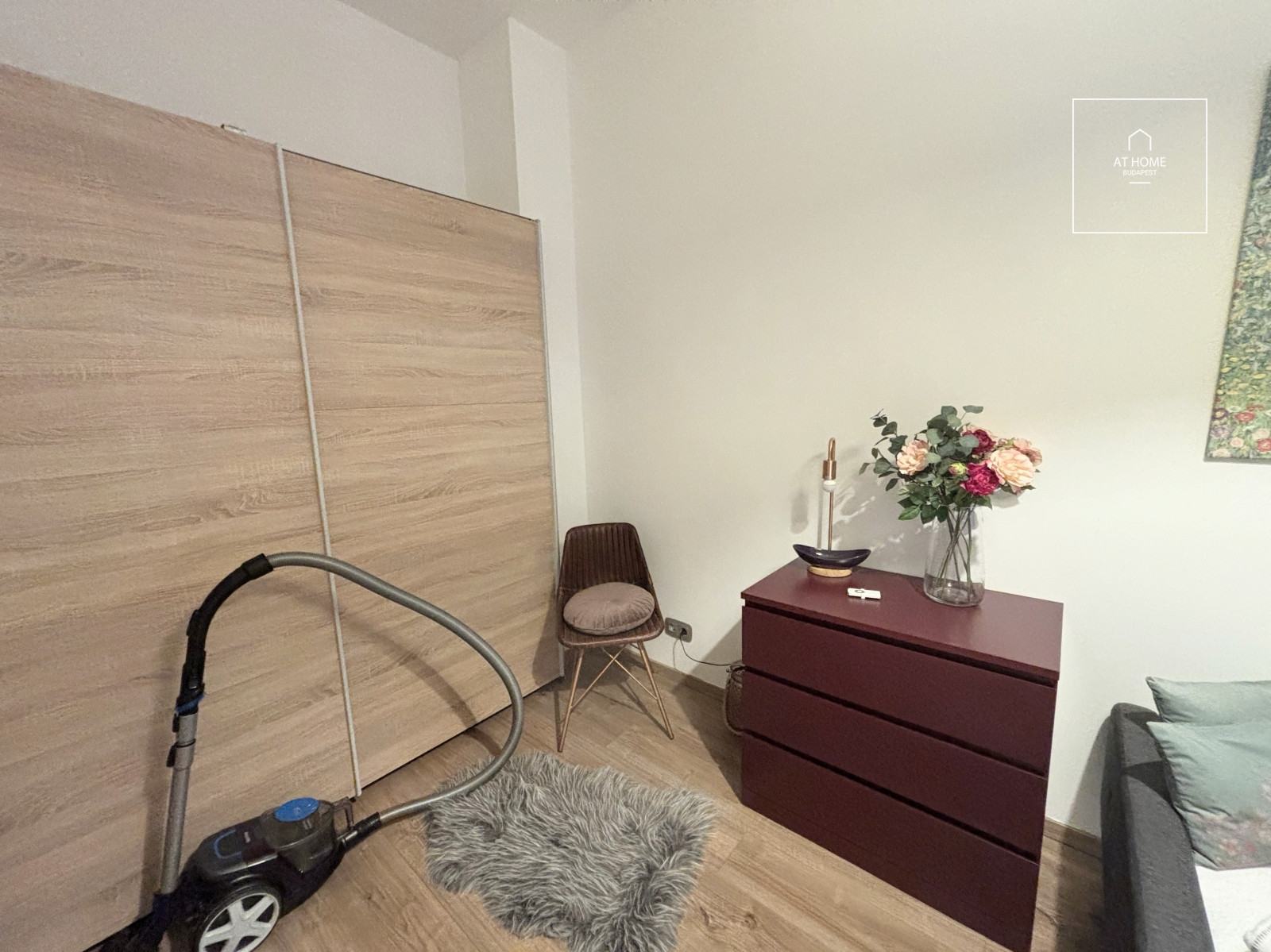 Refurbished 3-bedroom apartment for rent in the Palace quartier