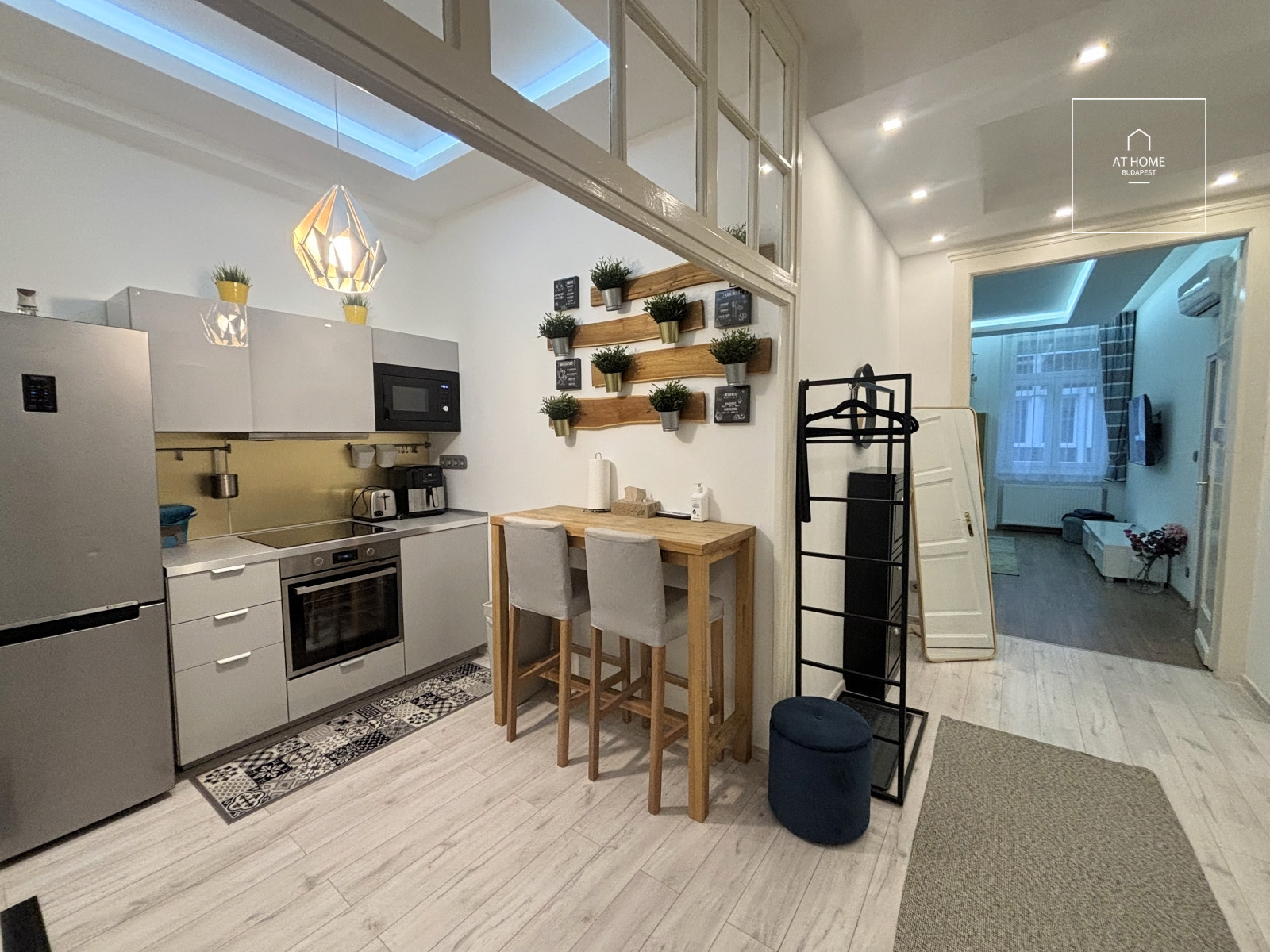 Refurbished 3-bedroom apartment for rent in the Palace quartier