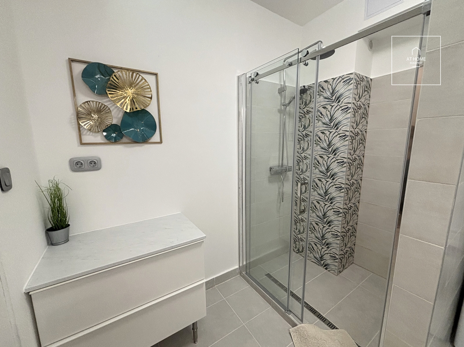 Refurbished 3-bedroom apartment for rent in the Palace quartier