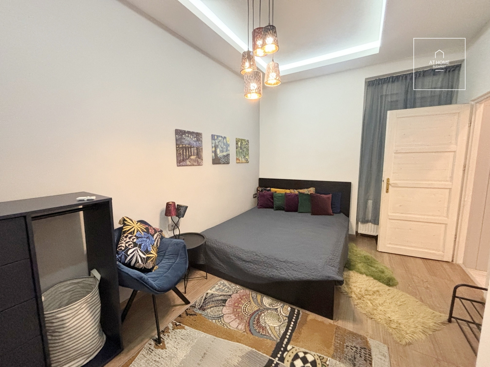 Refurbished 3-bedroom apartment for rent in the Palace quartier