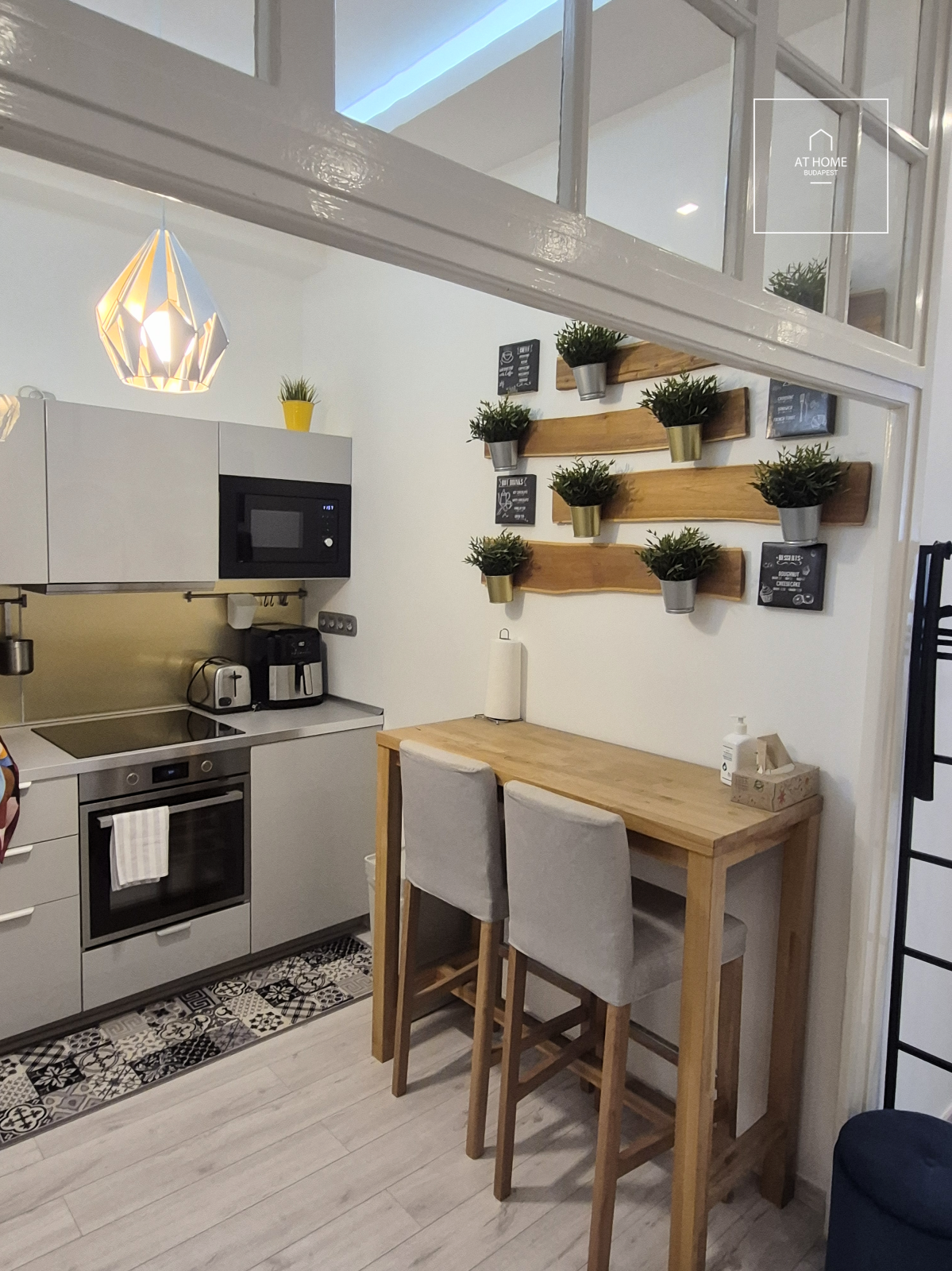 Refurbished 3-bedroom apartment for rent in the Palace quartier