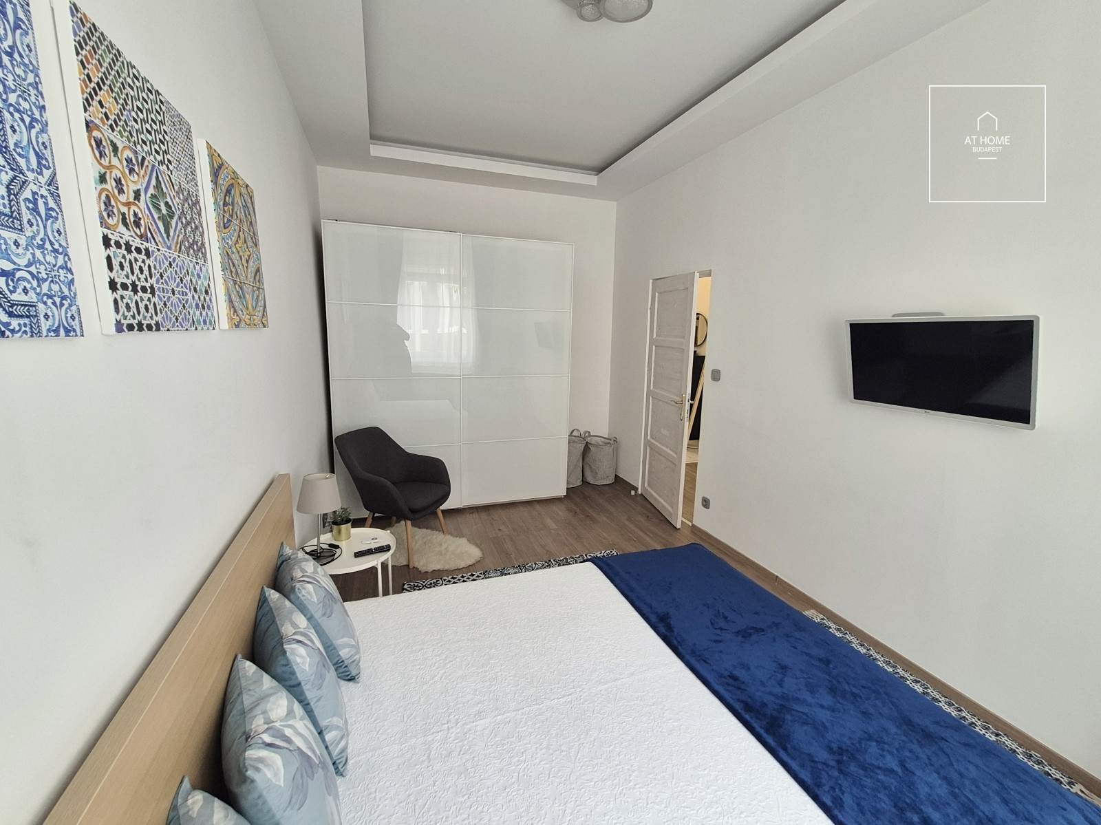 Refurbished 3-bedroom apartment for rent in the Palace quartier