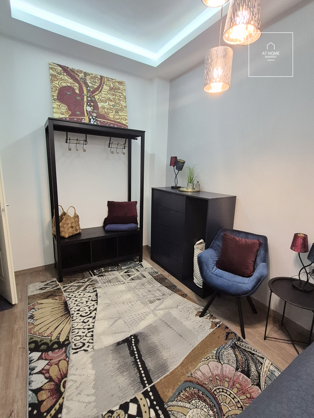 Refurbished 3-bedroom apartment for rent in the Palace quartier