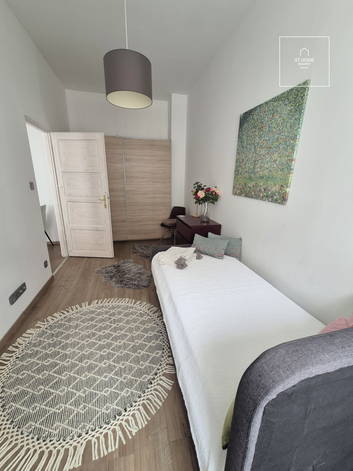 Refurbished 3-bedroom apartment for rent in the Palace quartier