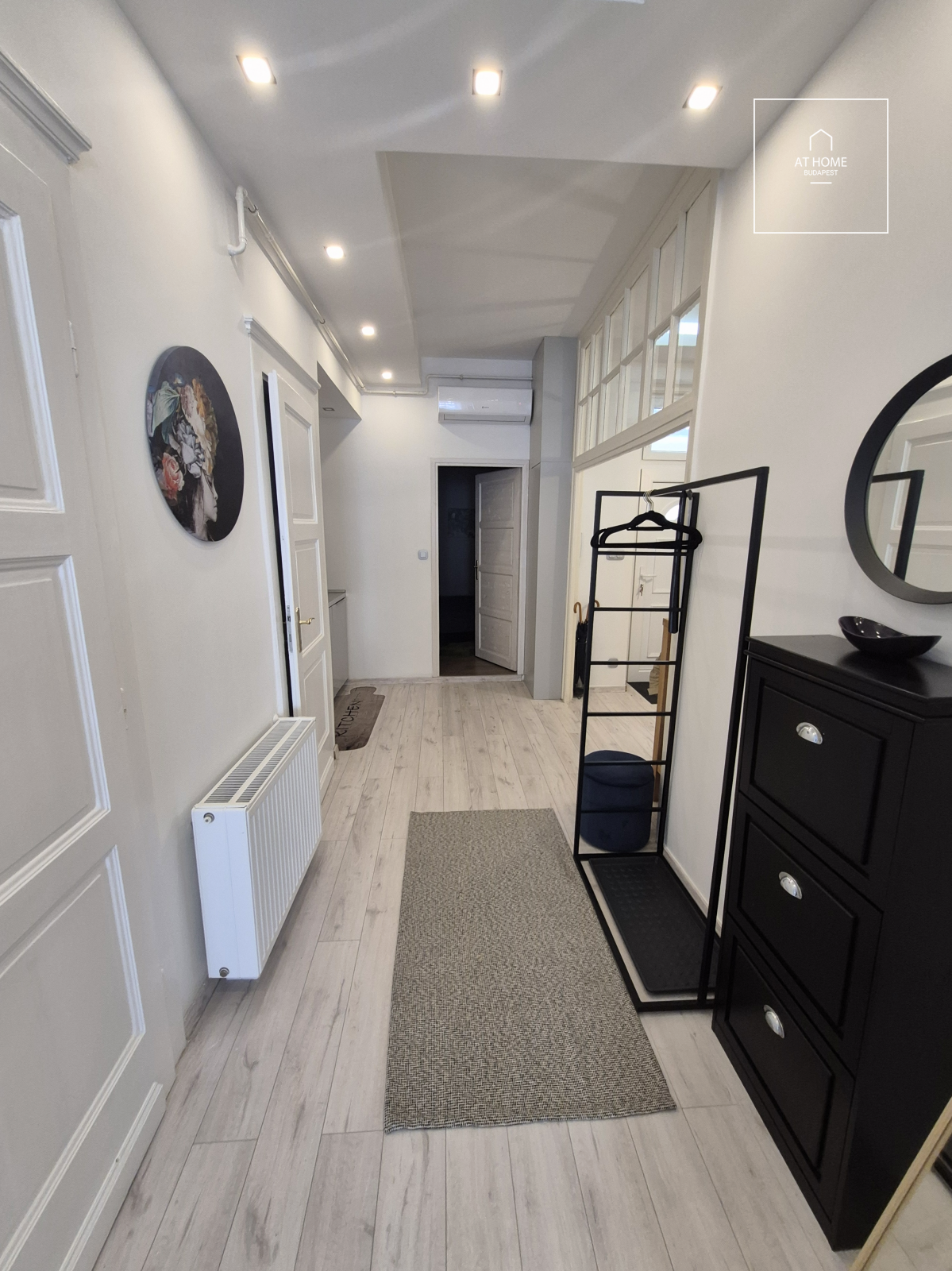 Refurbished 3-bedroom apartment for rent in the Palace quartier
