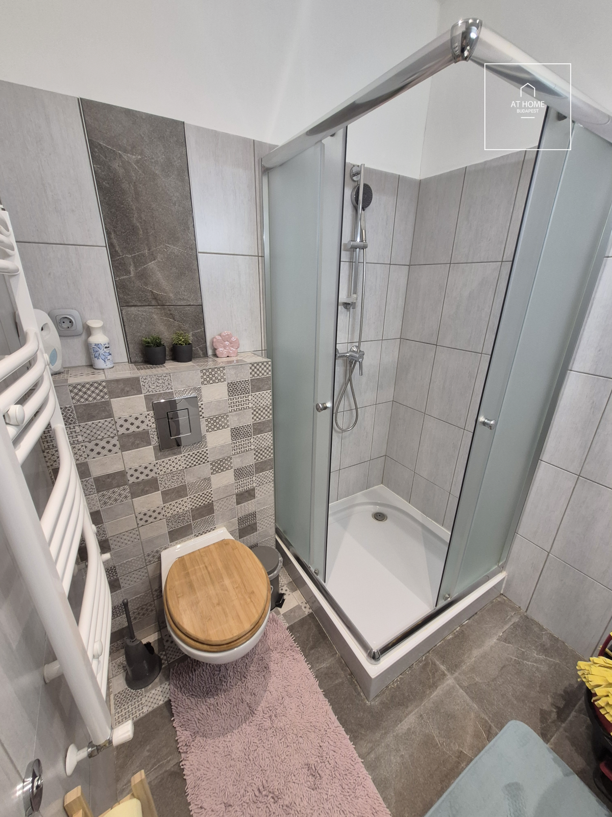Refurbished 3-bedroom apartment for rent in the Palace quartier