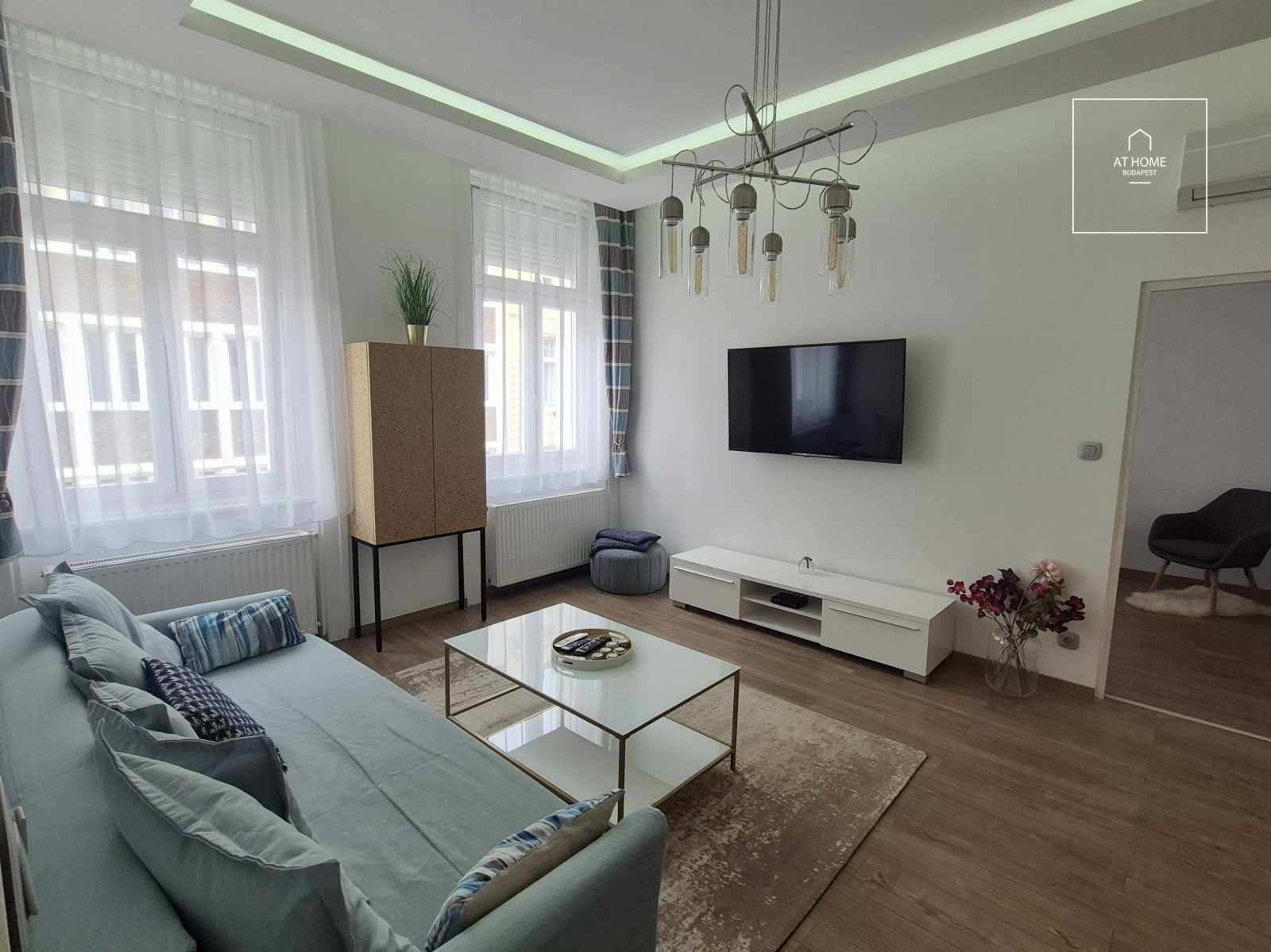 Refurbished 3-bedroom apartment for rent in the Palace quartier