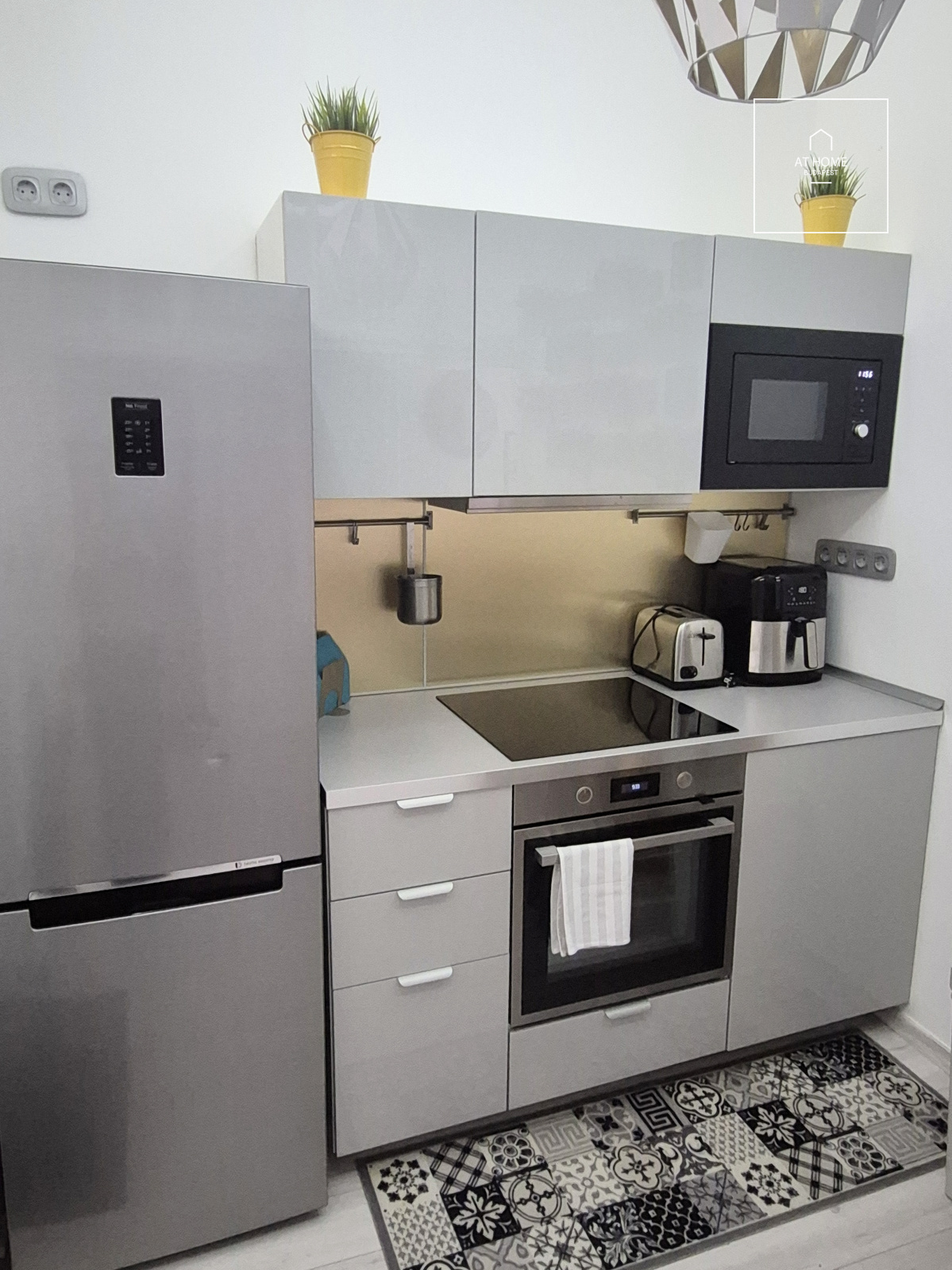 Refurbished 3-bedroom apartment for rent in the Palace quartier
