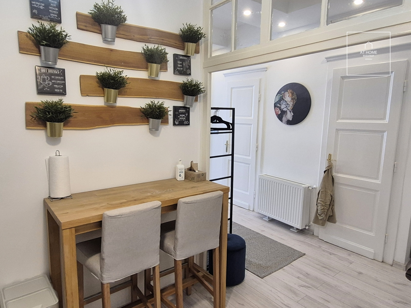 Refurbished 3-bedroom apartment for rent in the Palace quartier