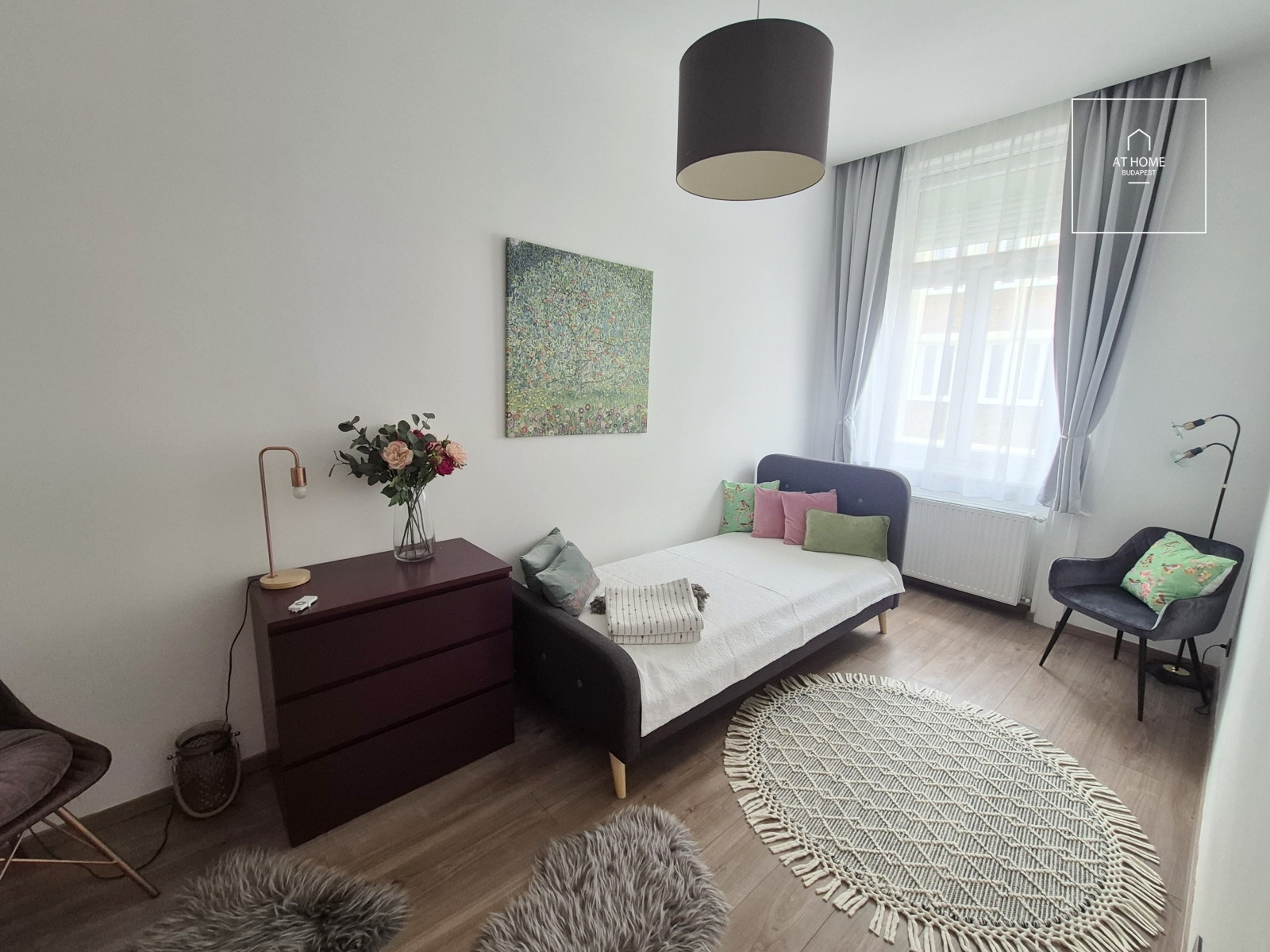 Refurbished 3-bedroom apartment for rent in the Palace quartier