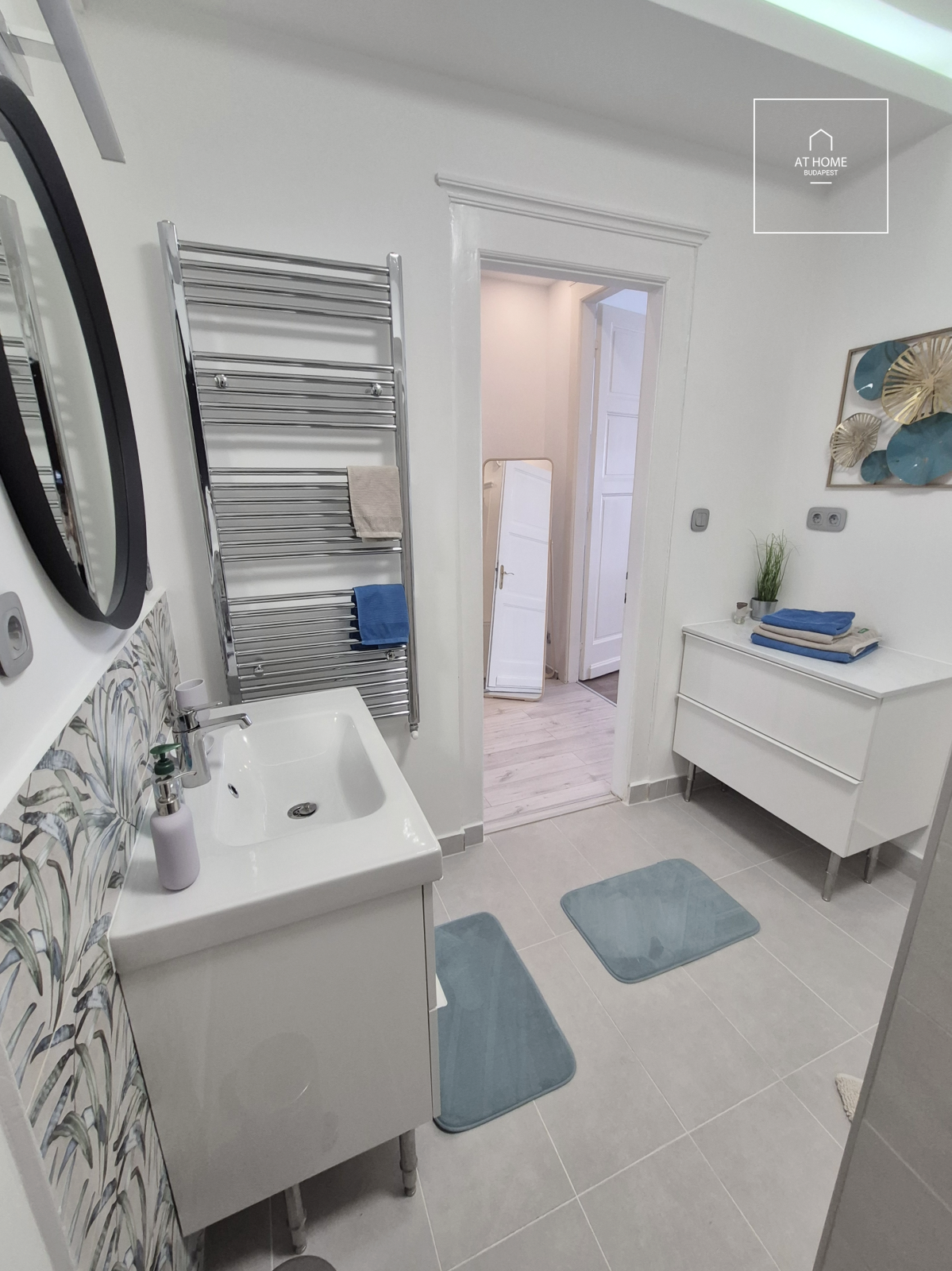 Refurbished 3-bedroom apartment for rent in the Palace quartier