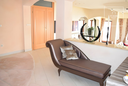 A 416 m², 4-bedroom family house with a large plot for rent in Budaörs