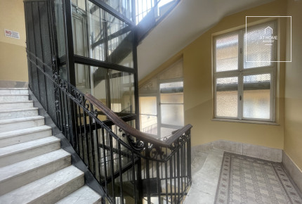 5th floor apartment with balcony and city view for sale, district 7, Budapest