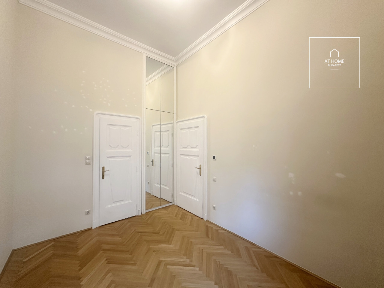 Three-bedroom apartment for rent in Budapest, District V, Lipótváros.