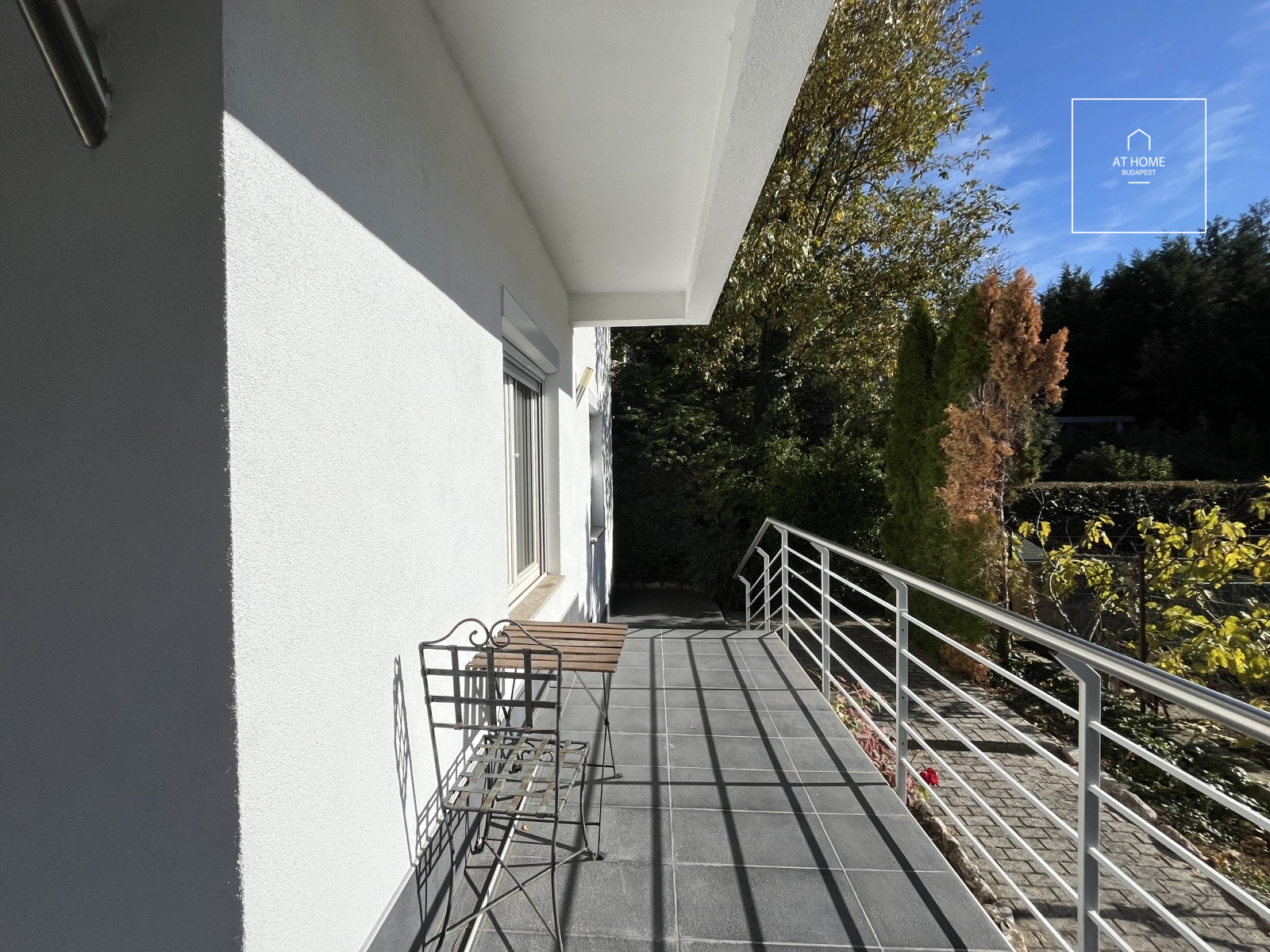 Panorámás, felújított családi ház eladó Budán, a II/A kerületben – a Francia Iskolától sétatávolságra