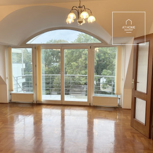 A three-bedroom apartment in a green area is available  in Budapest\'s 2nd district, Rózsadomb.