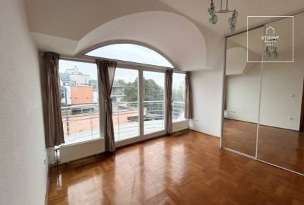 A three-bedroom apartment in a green area is available  in Budapest\'s 2nd district, Rózsadomb.