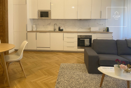 Renovated 2-bedroom apartment for rent in downtown Budapest, distict 6.