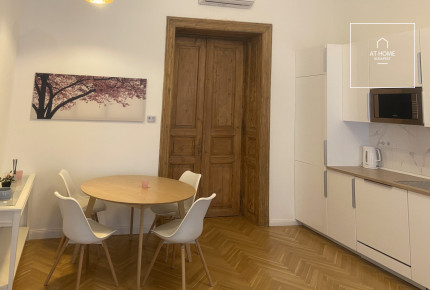 Renovated 2-bedroom apartment for rent in downtown Budapest, distict 6.