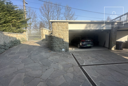 350 sqm, 4-story semi-detached house in District II, Széphalom